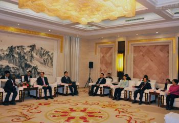 尹建業(yè)副省長接見維克托·格蘭赫·梅萊部長