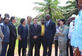 赤幾農(nóng)林部部長、巴塔總領(lǐng)事徐莊聲到示范農(nóng)場視察
