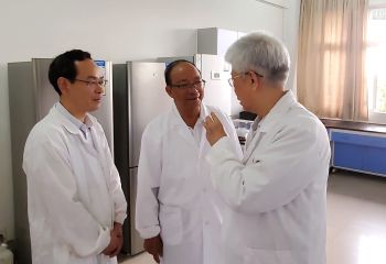 謝華安、謝聯(lián)輝院士在贛糧院士工作站指導(dǎo)工作