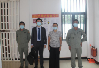 中國(guó)駐赤幾大使亓玫、經(jīng)商處秘書(shū)李聰?shù)绞痉掇r(nóng)場(chǎng)視察指導(dǎo)工作